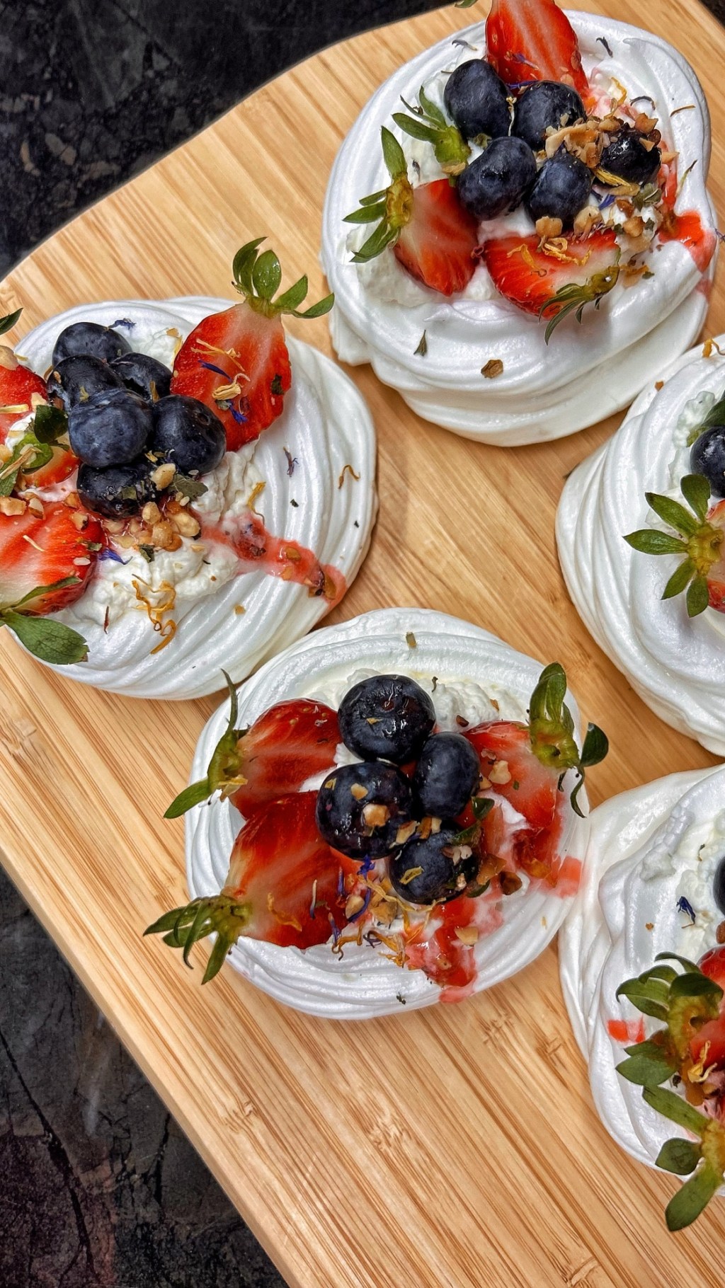 CESTINI DI MERINGA CON PANNA E FRUTTA&nbsp;FRESCA