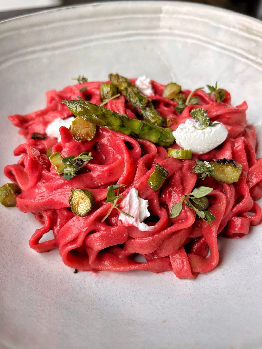 TAGLIATELLE ALLA CREMA DI BARBABIETOLA, CAPRINO E ASPARAGI