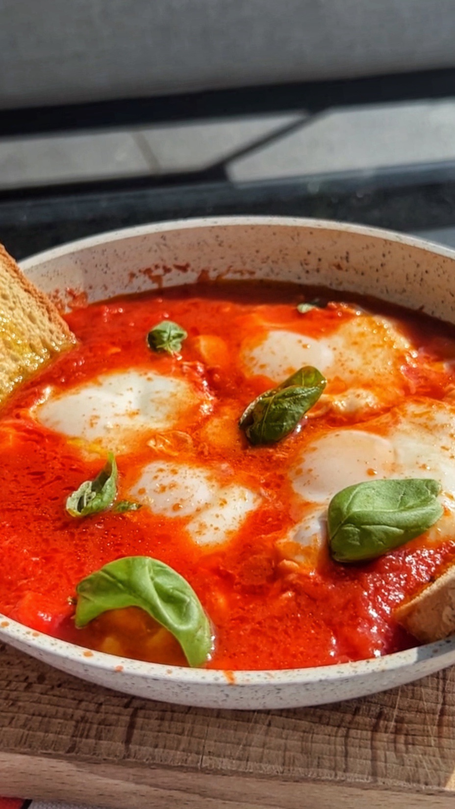 UOVA IN PURGATORIO E SCAMORZA&nbsp;AFFUMICATA