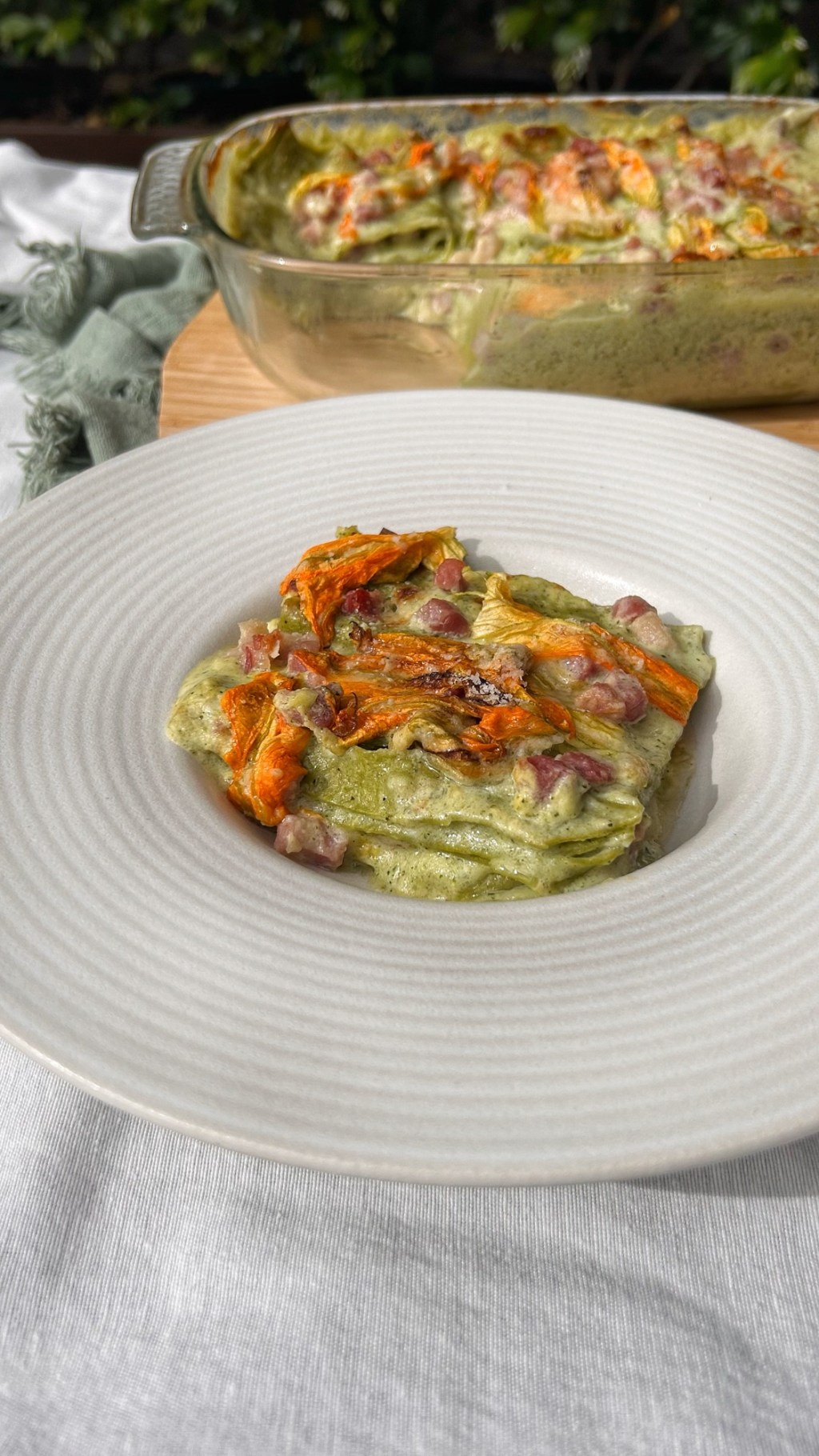 LASAGNA CON CREMA DI ZUCCHINE, CUBETTI DI PANCETTA DOLCE E FIORI DI&nbsp;ZUCCA