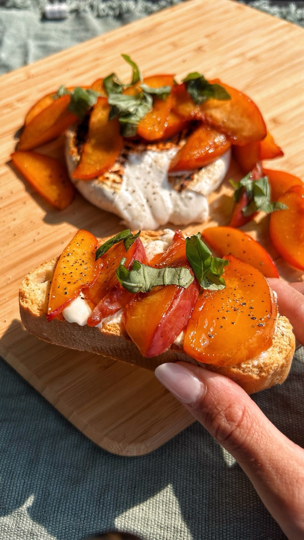 CROSTINO CON CAMEMBERT DI CAPRA E PESCHE&nbsp;CARAMELLATE
