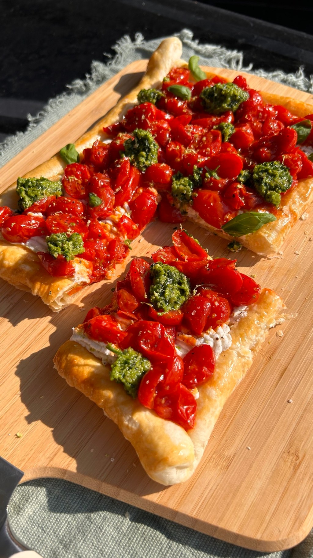 SFOGLIATA CON POMODORINI, RICOTTA E PESTO DI SPINACINI&nbsp;FRESCHI