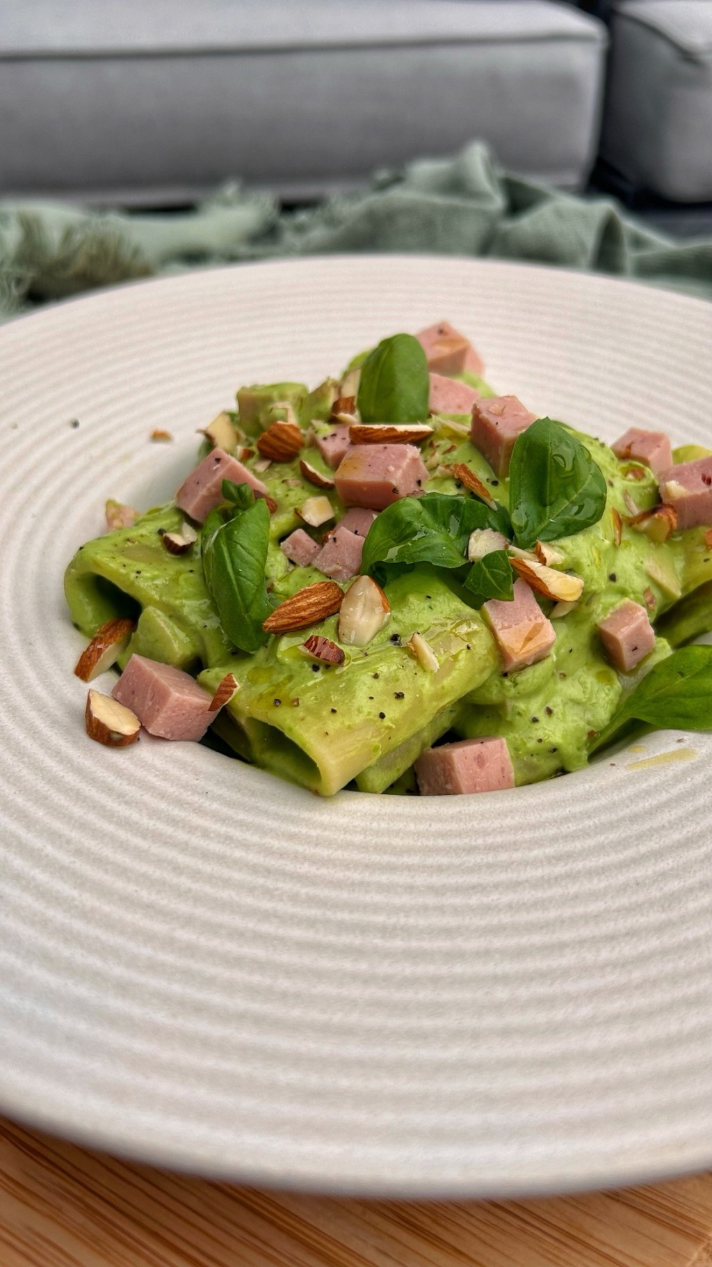 PACCHERO CON CREMA DI PISELLI, MANDORLE TOSTATE E CUBETTI DI&nbsp;COTTO